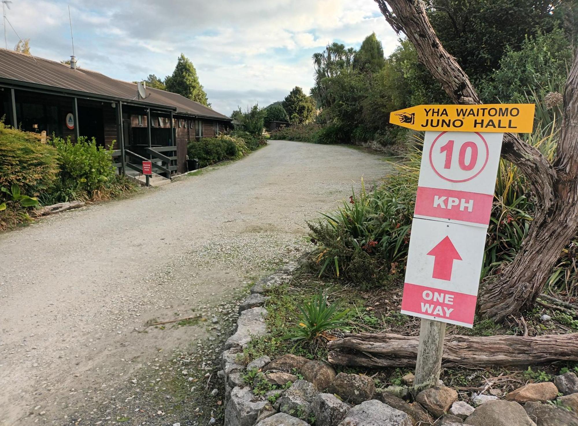 Junohall Backpackers Waitomo Caves Eksteriør billede